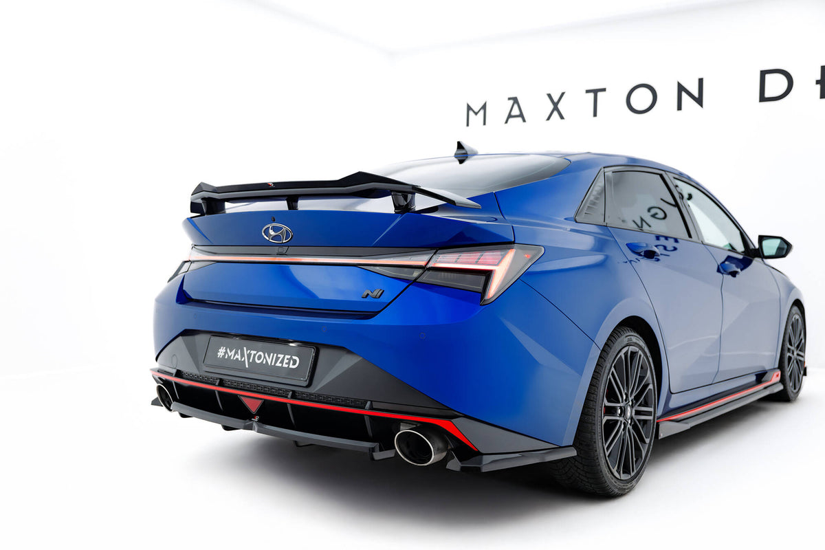 Maxton Design takspoiler-forlenger montert på Hyundai Elantra N i nærbilde