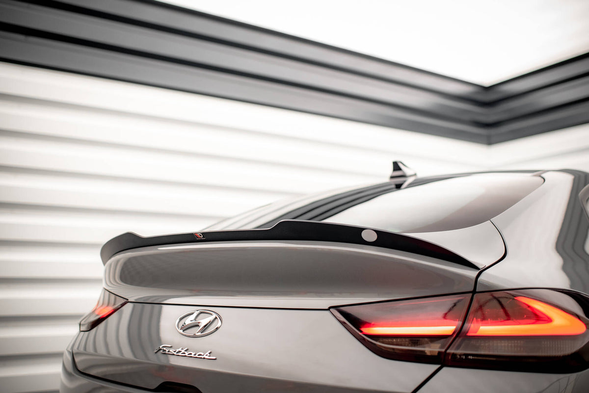 Spoiler cap til Hyundai I30 Fastback N-Line MK3 sett bakfra i sort finish