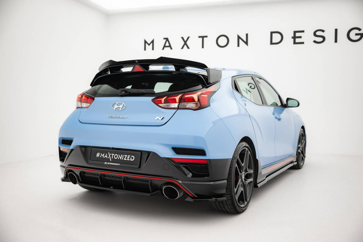 Spoilerforlenger montert på Hyundai Veloster N i sort finish, skrå vinkel