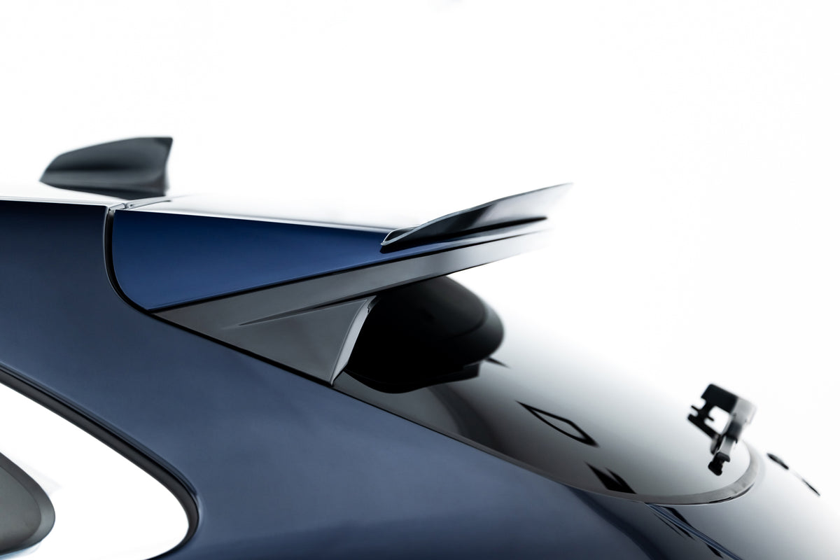 Nærbilde av blank sort spoiler cap til Jaguar F-Pace X761 Facelift