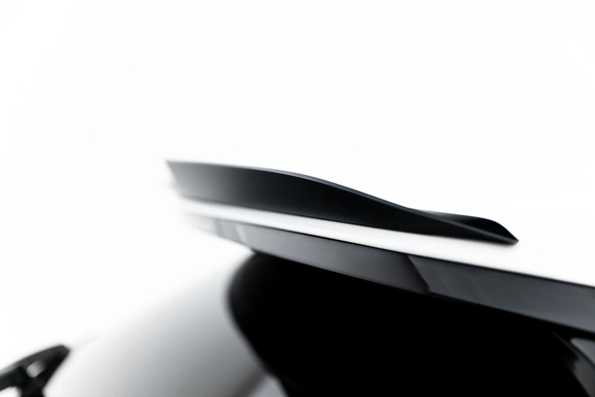Nærbilde av blank sort spoilerkant fra Maxton Design til Jaguar F-Pace S