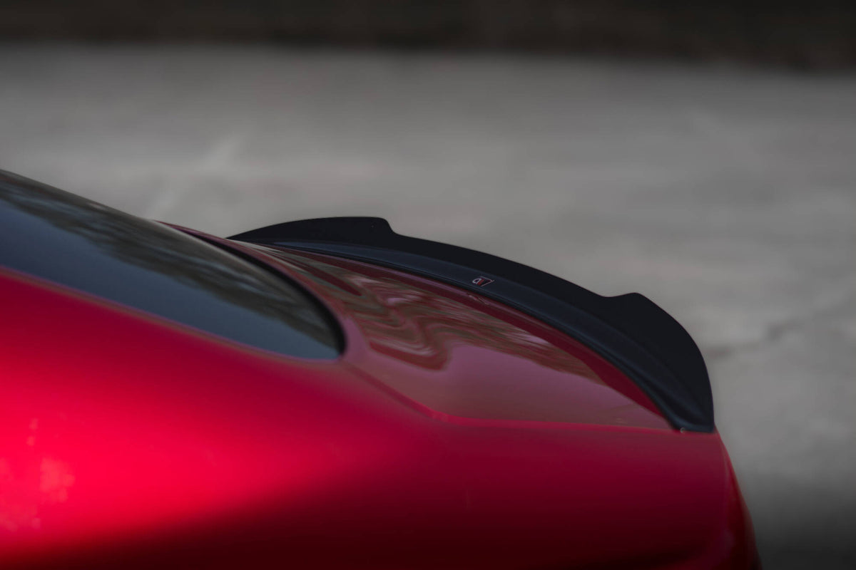 Maxton Design spoiler cap montert på hekken til Jaguar XE R-Dynamic