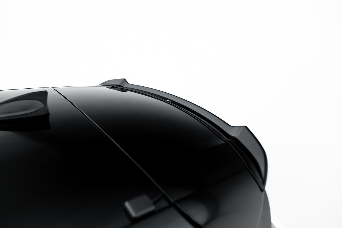 Nærbilde av blank sort Gloss Black-finish på spoiler cap for Range Rover Evoque Mk2