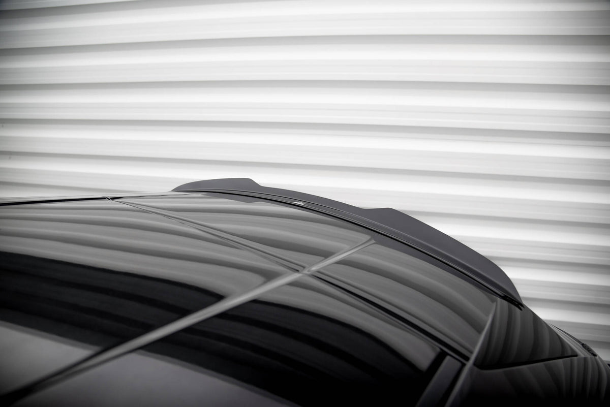 Maxton Design spoiler cap montert på Mazda 3 MK4, skrå vinkel bakfra