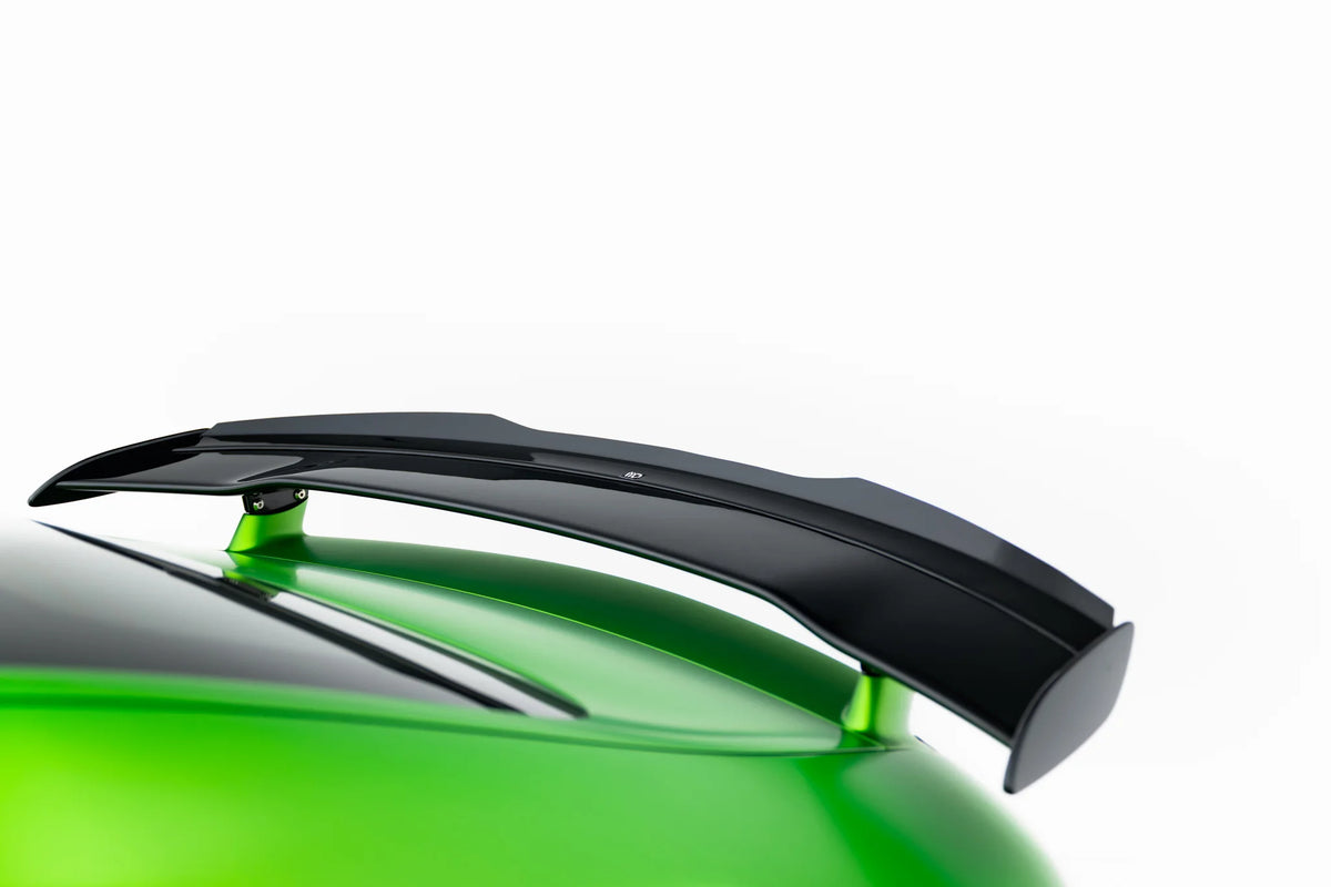 Detalj av UV-beskyttet blank sort overflate på spoiler cap for Mercedes-AMG GT R