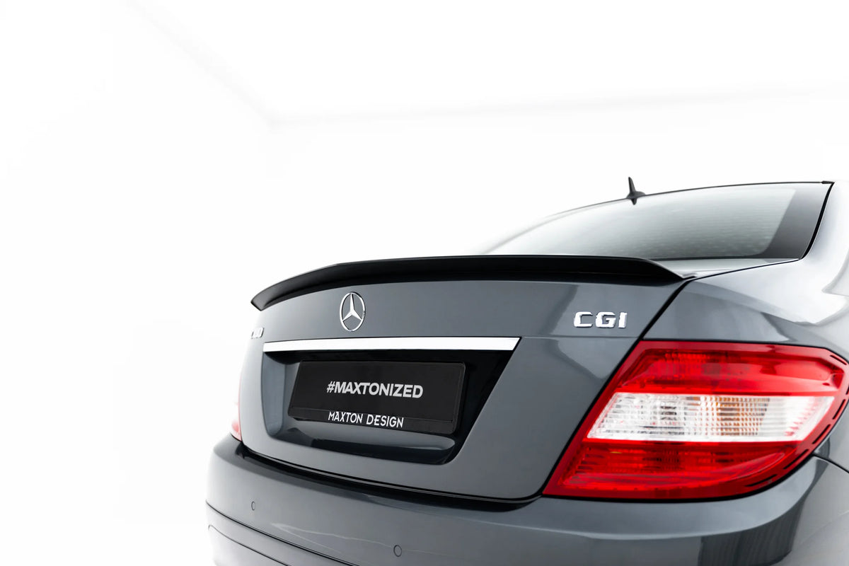 Spoiler cap montert på bakluken til Mercedes-Benz C Sedan W204