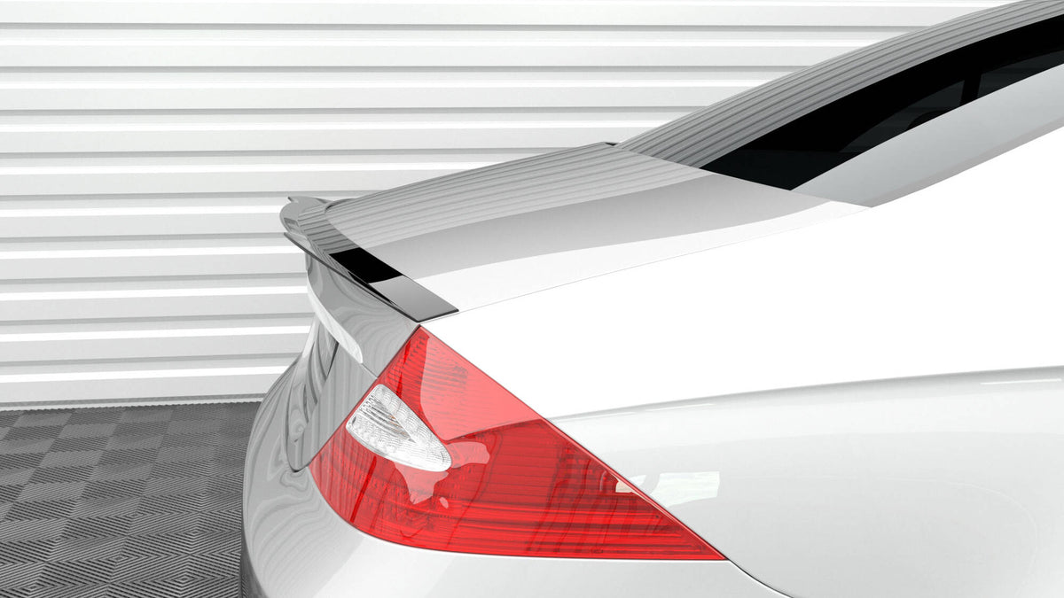 Maxton spoiler cap for Mercedes CLS W219 i nærbilde av overflaten