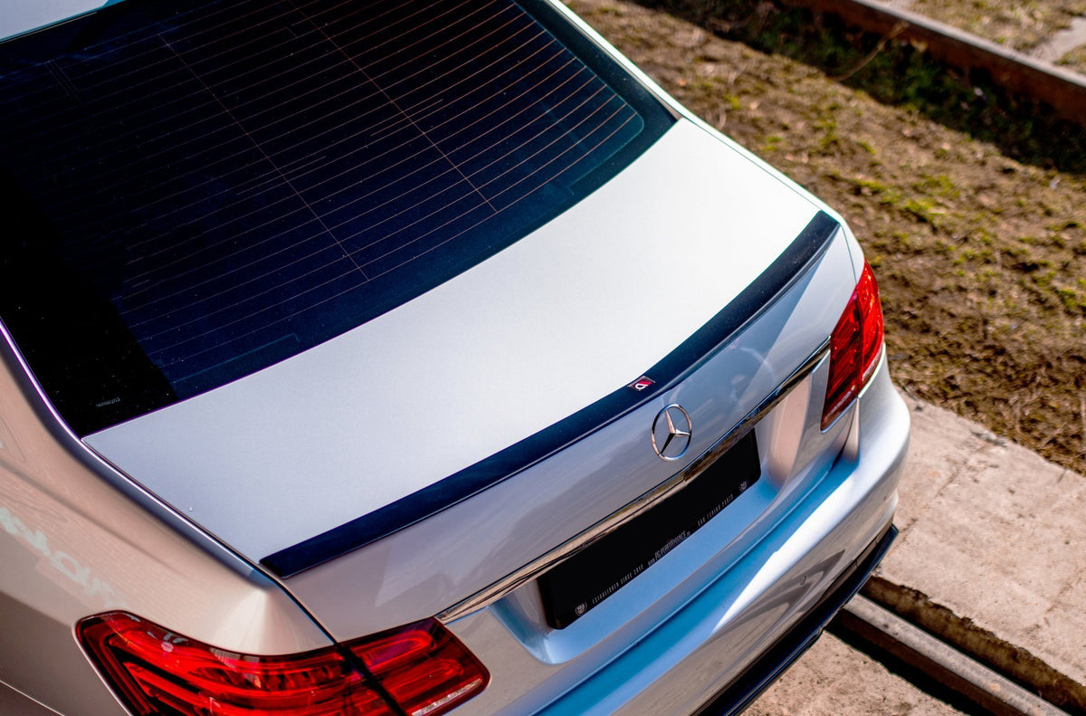 Hekkspoiler for Mercedes E-Klasse W212 Facelift sedan fra skrå vinkel