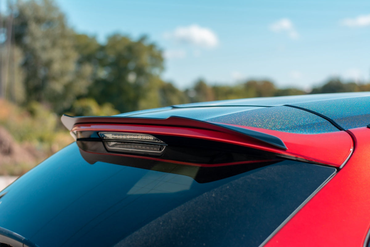 Spoiler cap til Peugeot 508 Mk2 SW sett ovenfra mot strukturert svart overflate