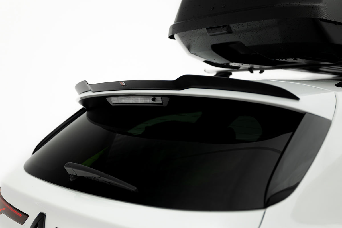 Spoiler cap til Renault Talisman Grandtour montert på bakluka, sett bakfra