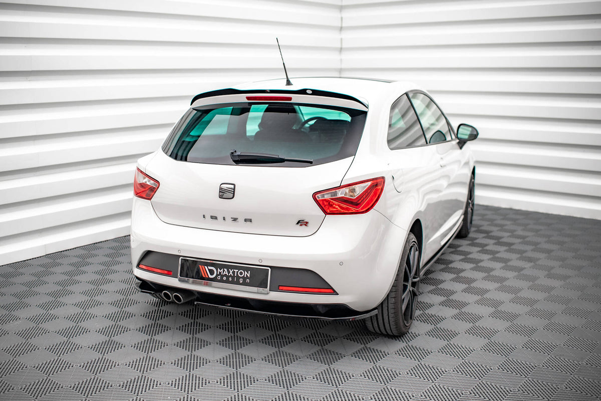 Nærbilde av spoiler cap i sort ABS-plast for Seat Ibiza FR SC Facelift