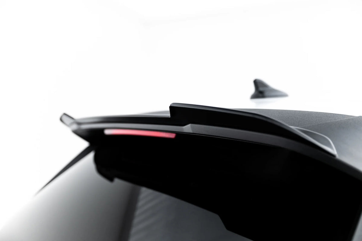 Detaljbilde av nedtrukket overkant på Spoiler Cap til Skoda Elroq RS Mk1
