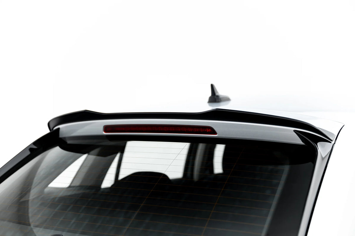 Spoiler Cap til Skoda Scala Mk1 Facelift i blank sort ABS montert på bakluka