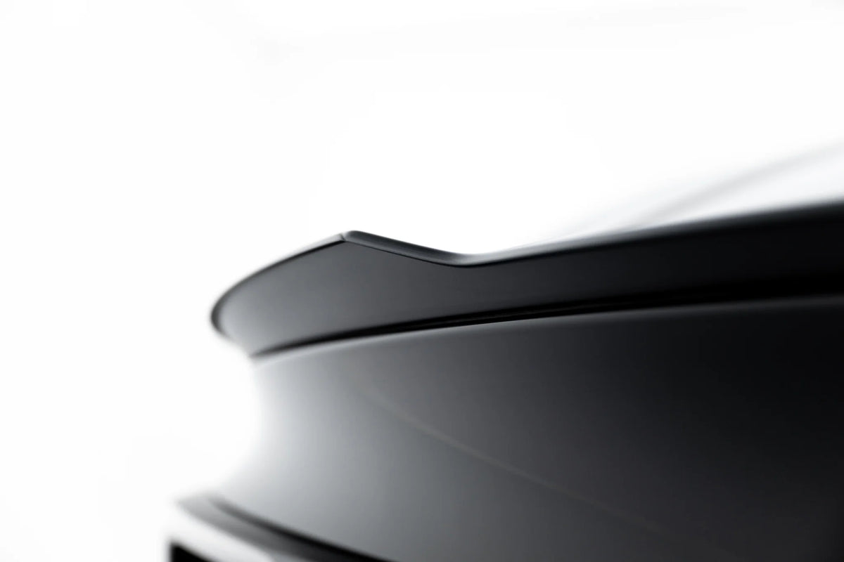 Spoiler cap montert på bakluke av Tesla Model Y Premium