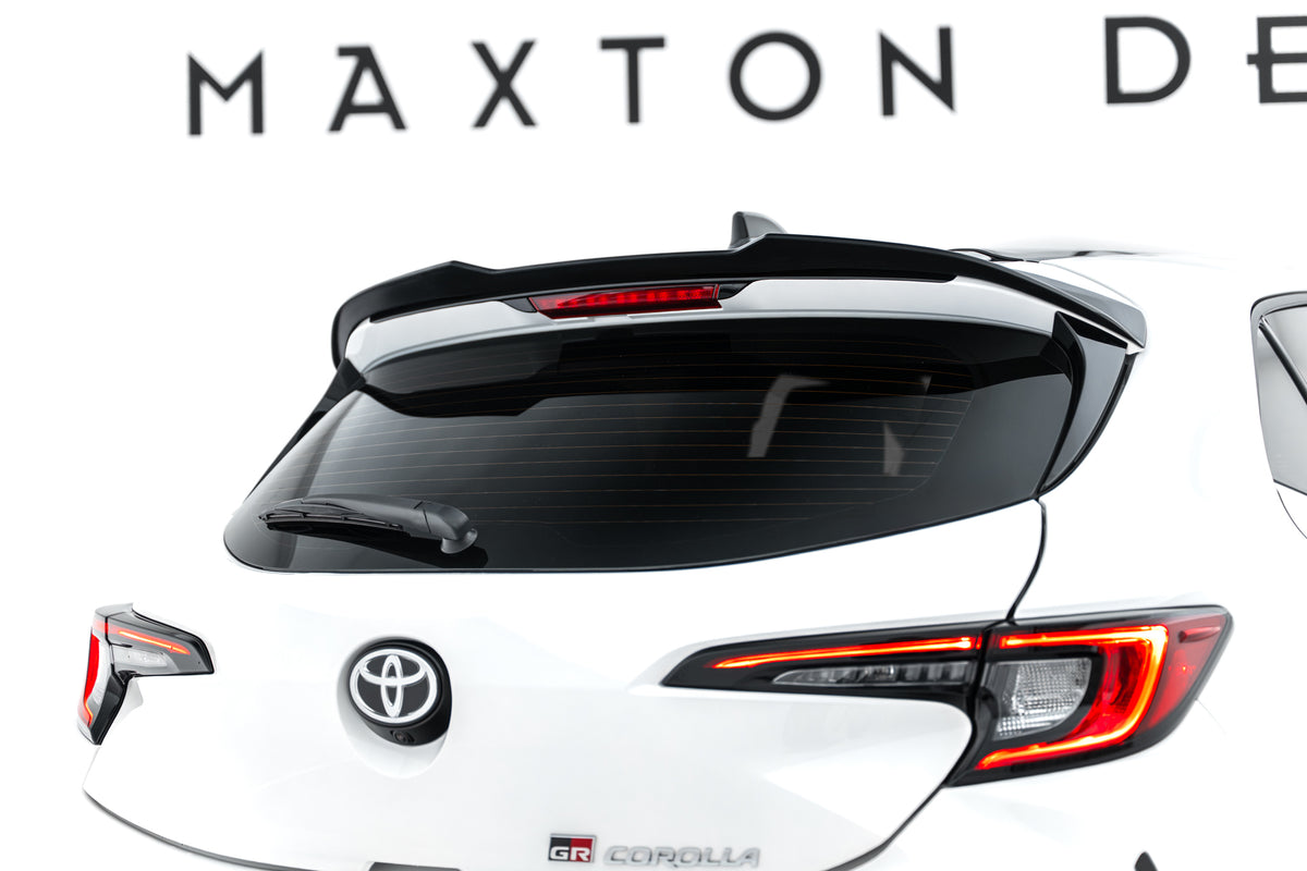 Spoiler cap fra Maxton Design montert på bakruten av Toyota GR Corolla Mk12 i blank svart finish