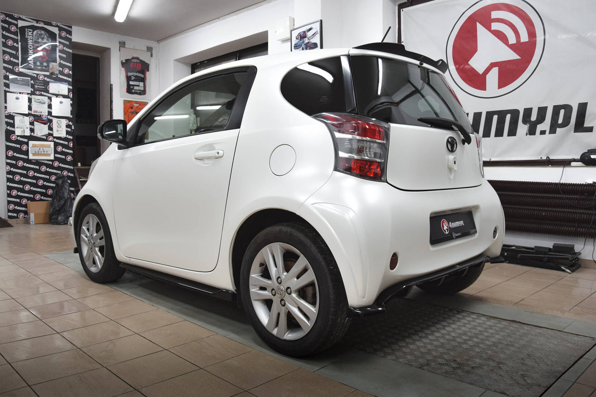 Nærbilde av spoiler cap i ABS-plast med blank svart overflate for Toyota IQ