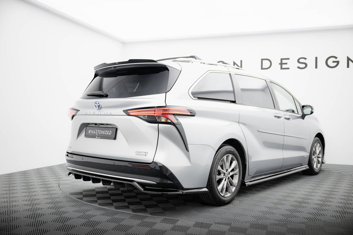 Spoiler cap montert på hekken til en Toyota Sienna MK4