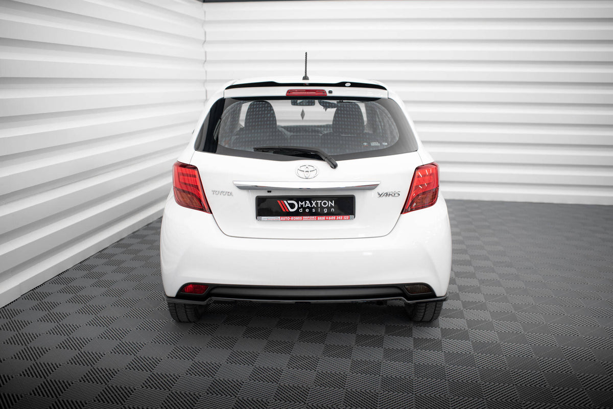 Maxton Design spoiler cap montert på takets bakkant på Toyota Yaris