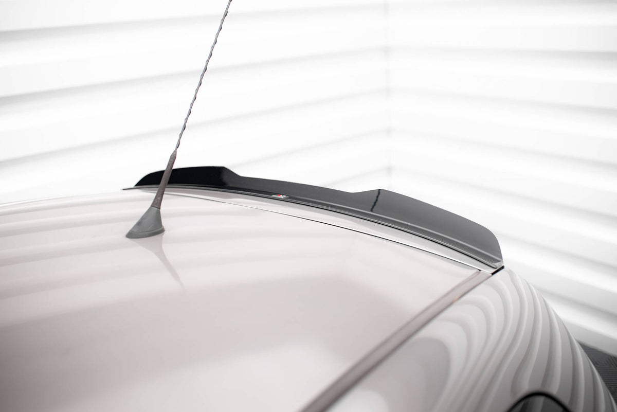 Spoiler cap for Yaris T-Sport Facelift i nærbilde av blank svart overflate