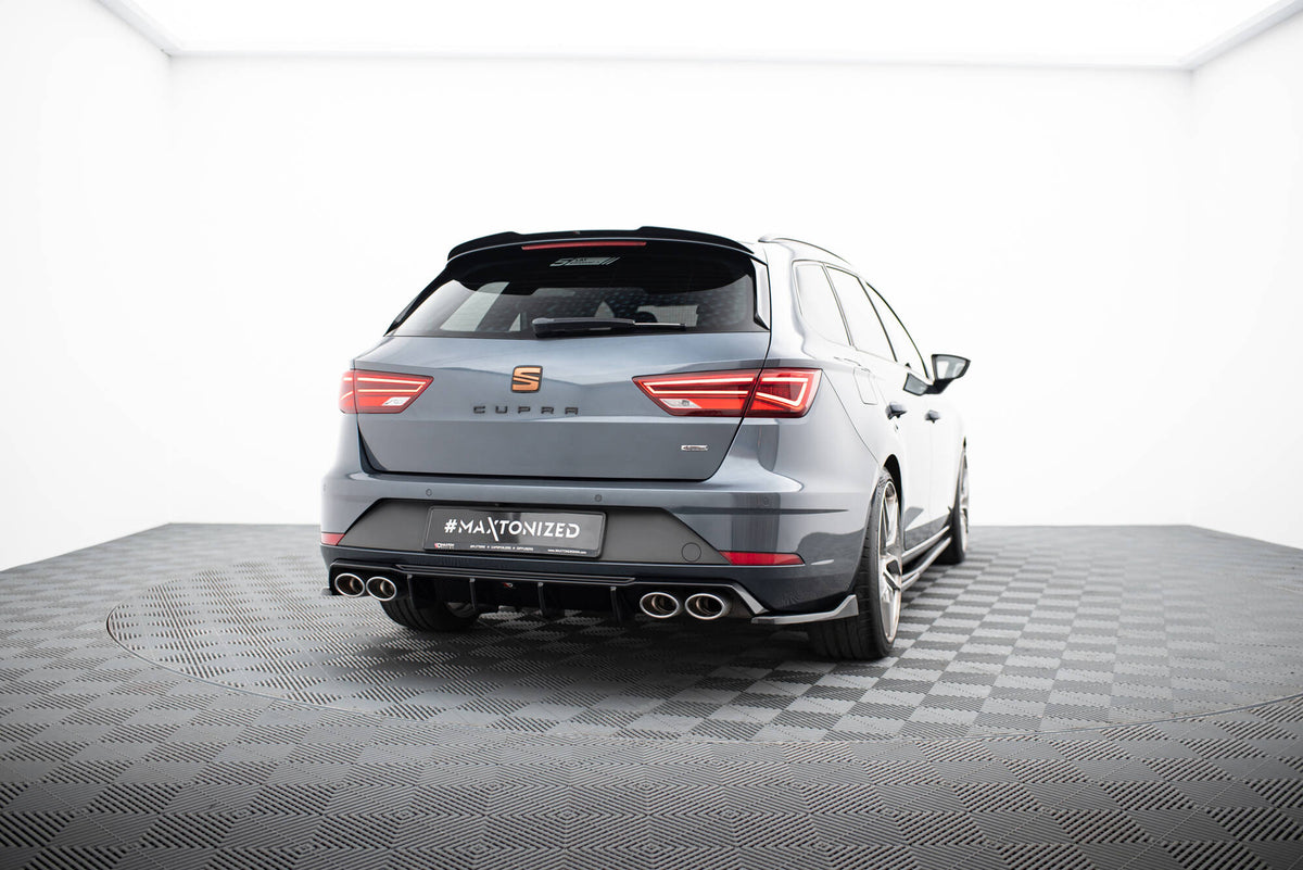 Maxton Design spoilerforlenger for Leon Cupra ST i nærbilde av overflaten