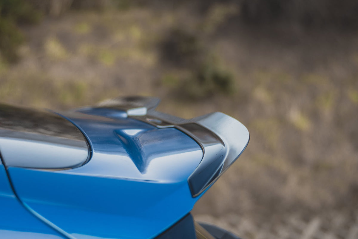 Spoiler cap V.2 Ford Focus ST Hatchback MK4 Maxton Design skrått bakfra