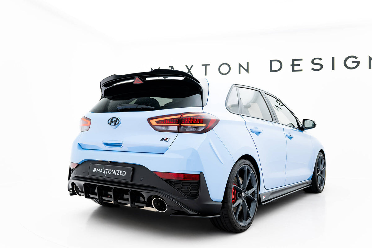 Maxton Design spoiler cap montert på Hyundai I30 N, skrå vinkel bakfra