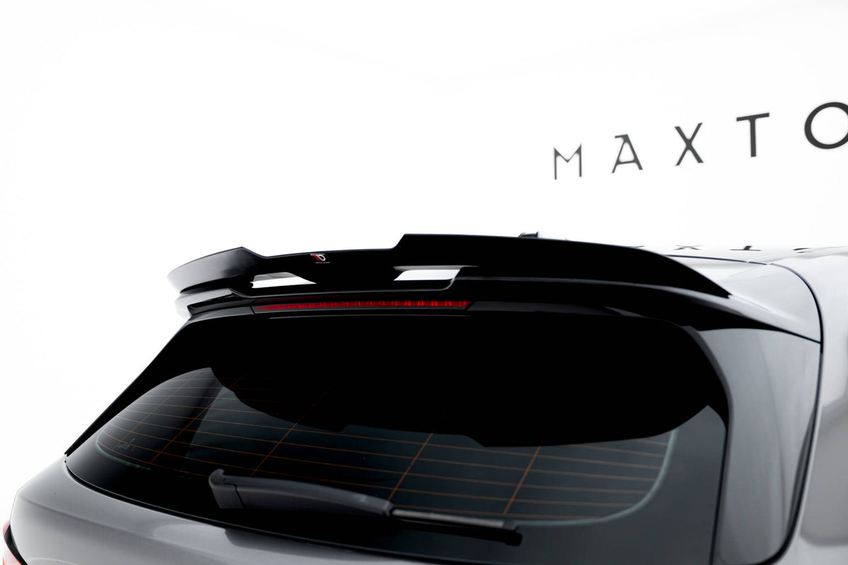 Spoiler Cap V.3 i blank sort montert på bakspoileren til BMW M135i F70