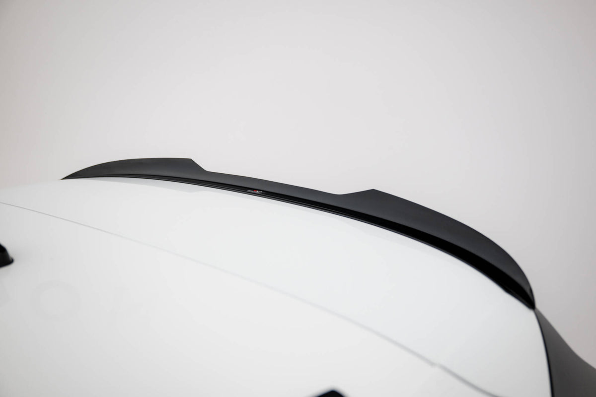 Maxton Design spoilerforlenger montert på VW Passat B9, skrå vinkel
