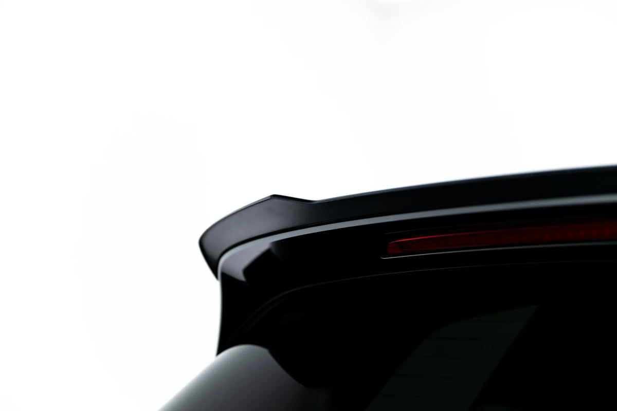 Nærbilde av blank sort Spoiler Cap på Touareg Mk3 Facelift