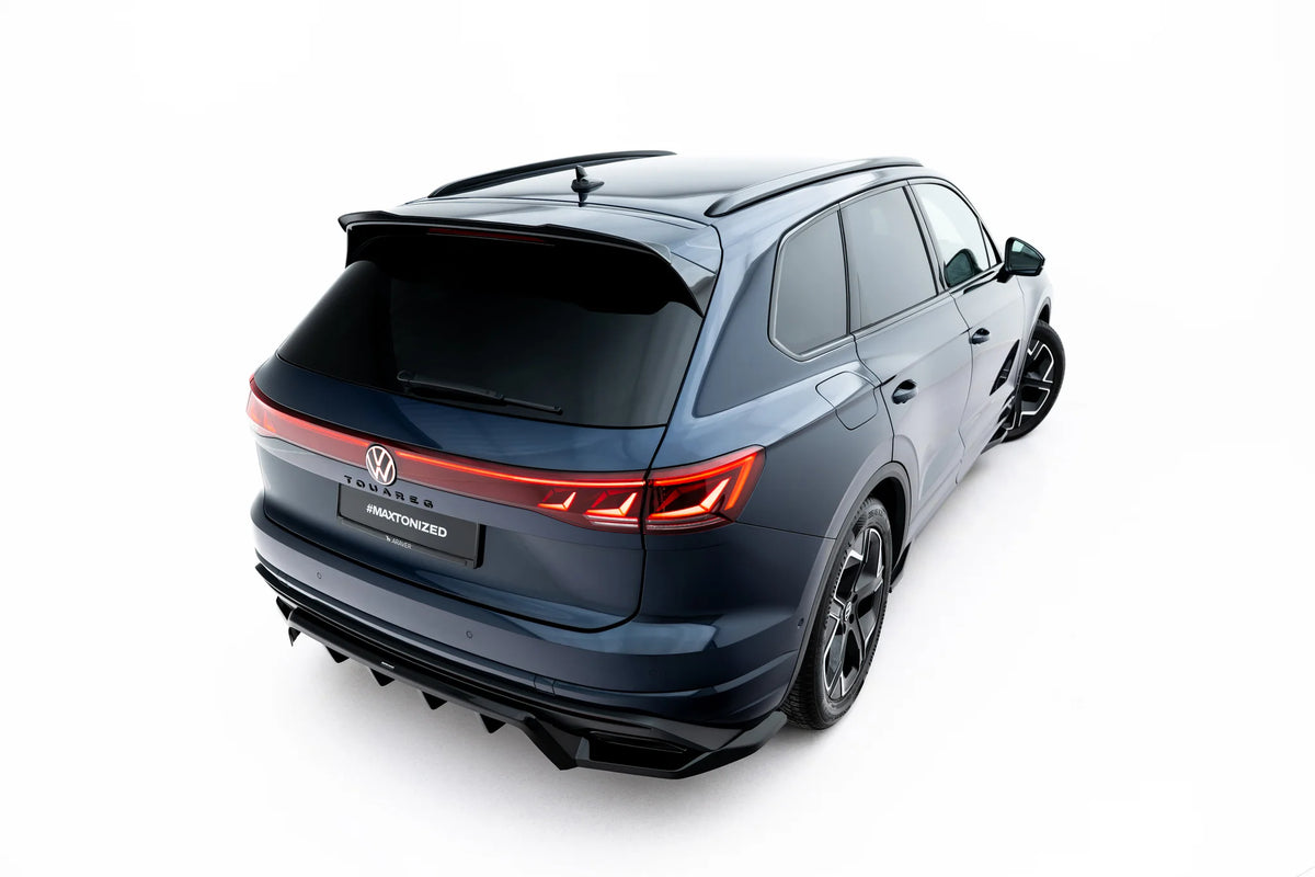 Spoiler Cap til Volkswagen Touareg Mk3 Facelift i blank sort ABS montert på bakluken