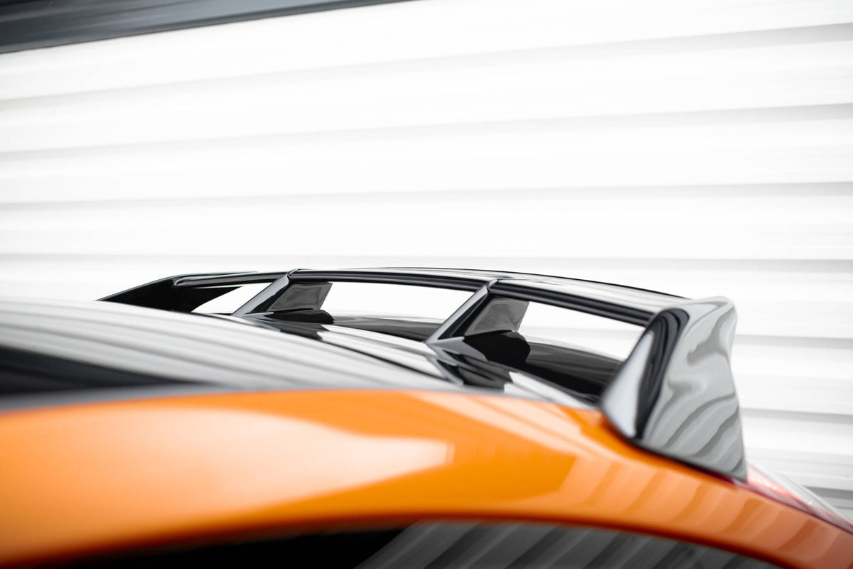 Nærbilde av glassfiberspoiler til Ford Focus MK2 Facelift med RS-design