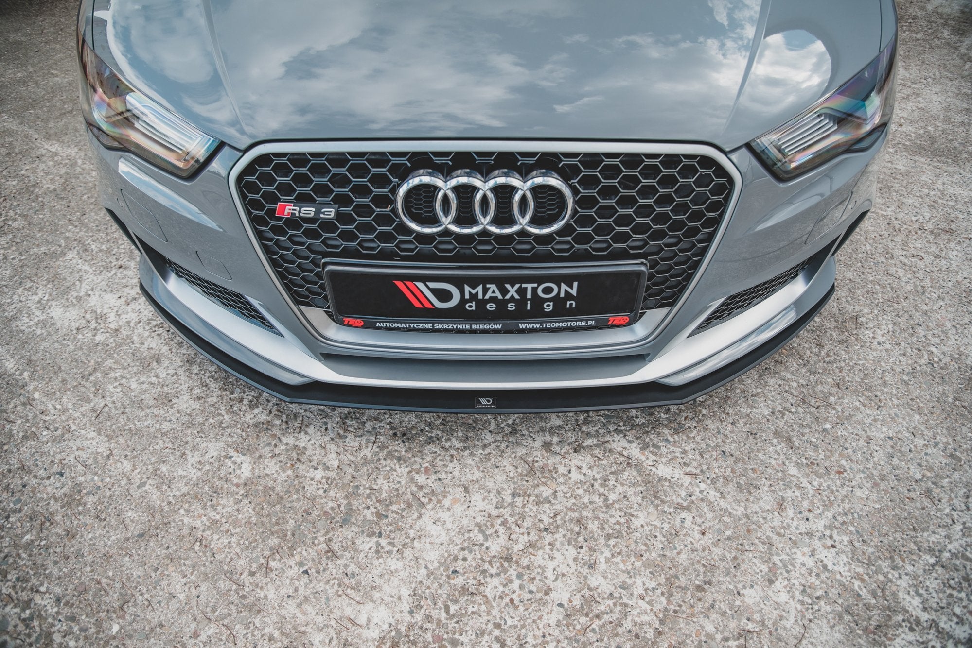 Front splitter på Audi RS3 8V Sportback med sort bikubemønstret grill, sett ovenfra.
