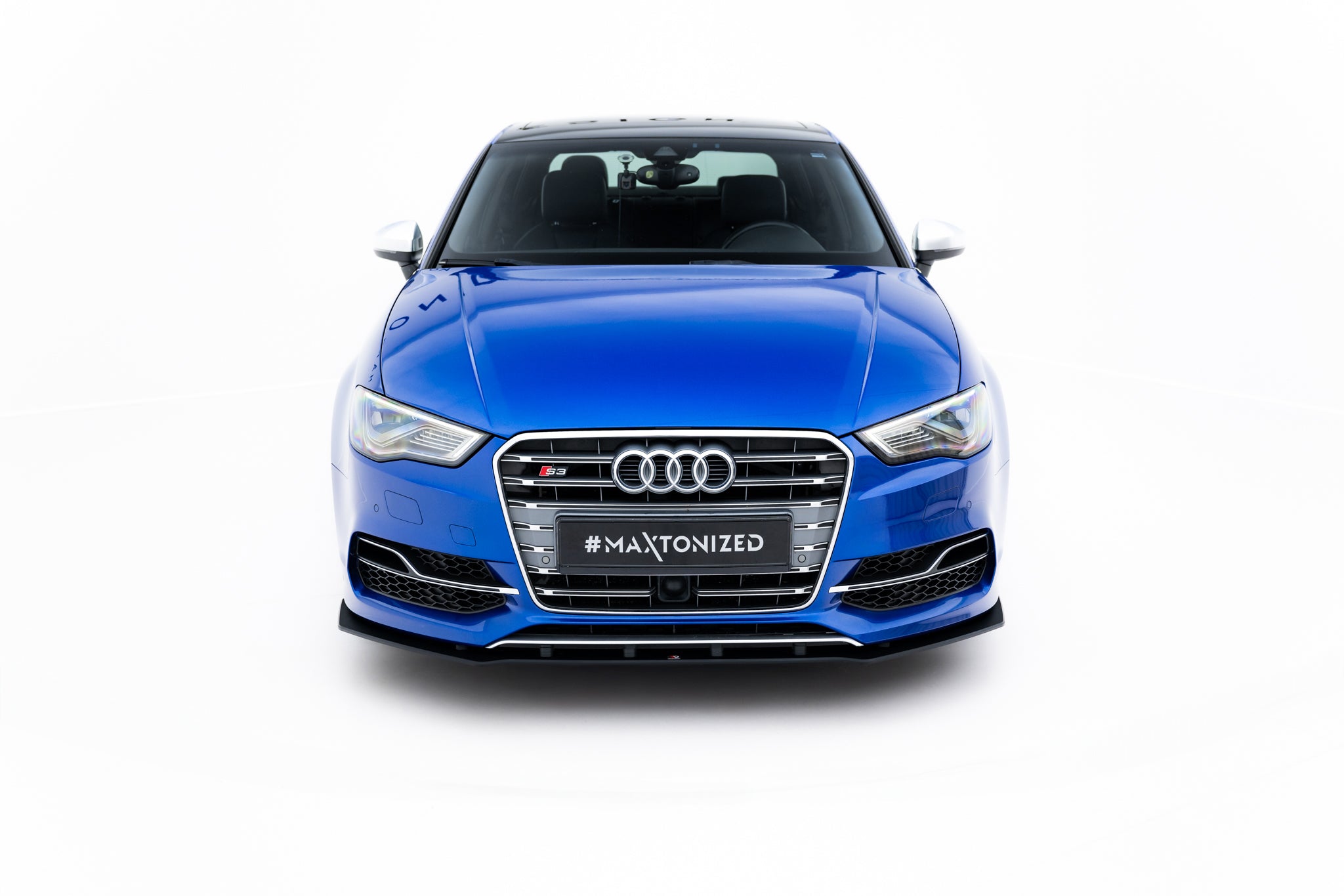 Frontleppe på Audi S3 Sedan 8V med svart frontsplitter, forkrommet grill og #MAXTONIZED-skilt.