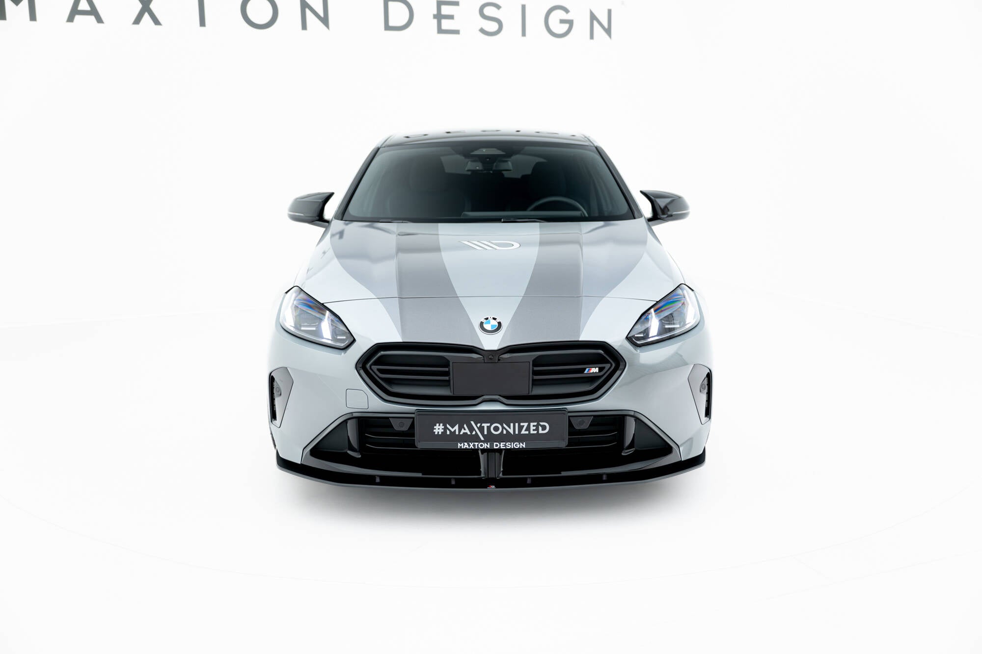 Frontleppe BMW F70 M135I Front V1 montert på grå sportsbil med svarte detaljer og bredt panserklistremerke.