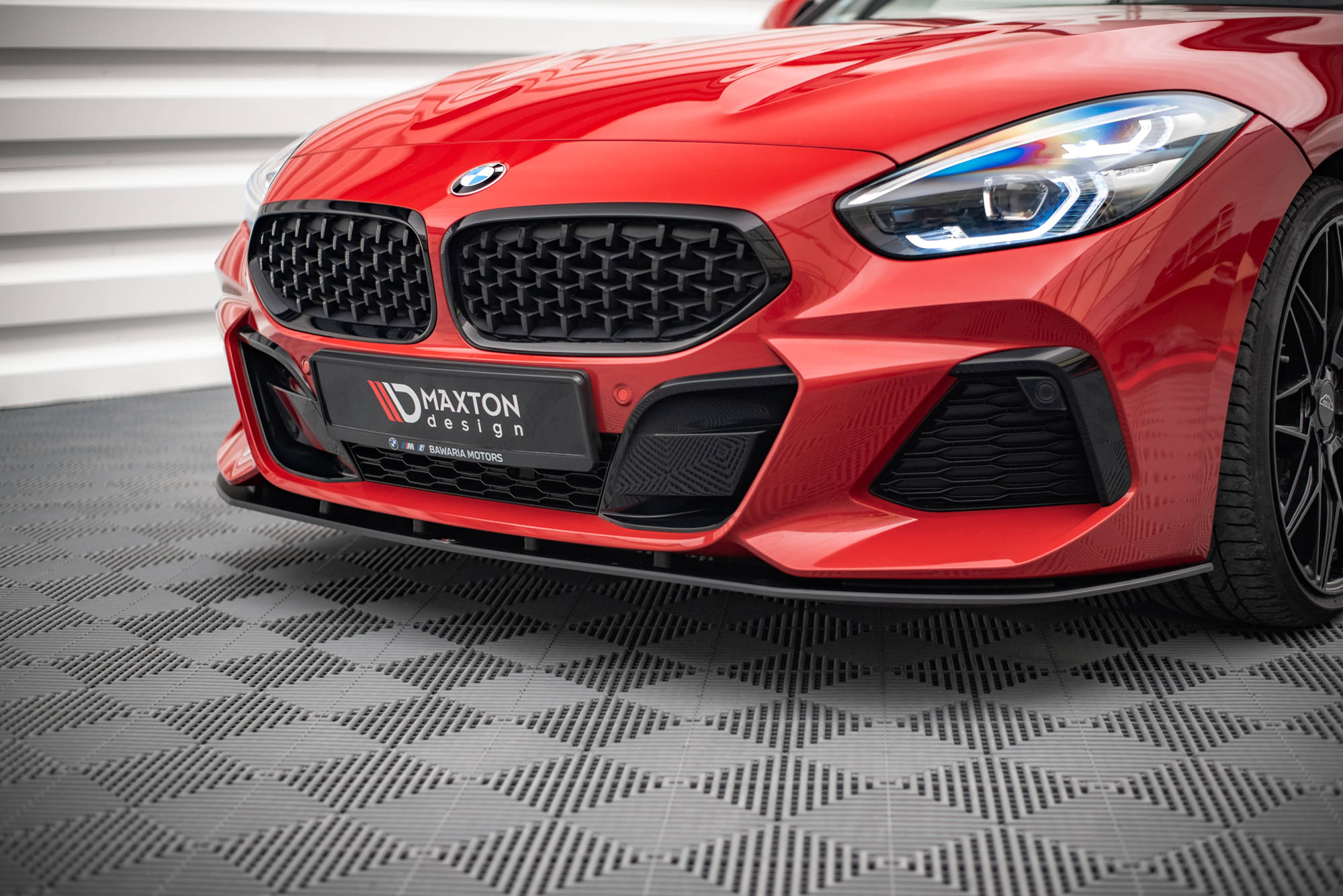 Frontleppe på BMW Z4 M-Pakke G29 med sorte detaljer, sportslig grill og LED-frontlykter sett forfra.