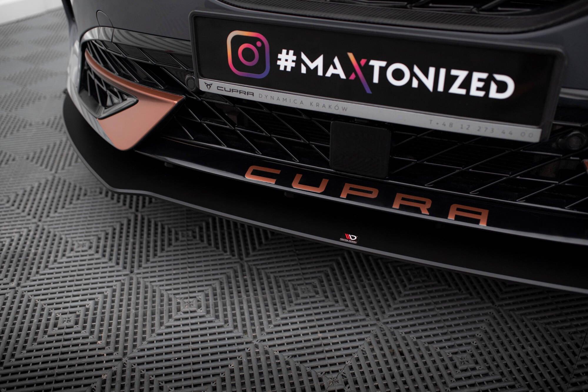 Spoiler på Cupra Formentor MK1 med sorte og kobberfargede detaljer og synlig CUPRA-logo.