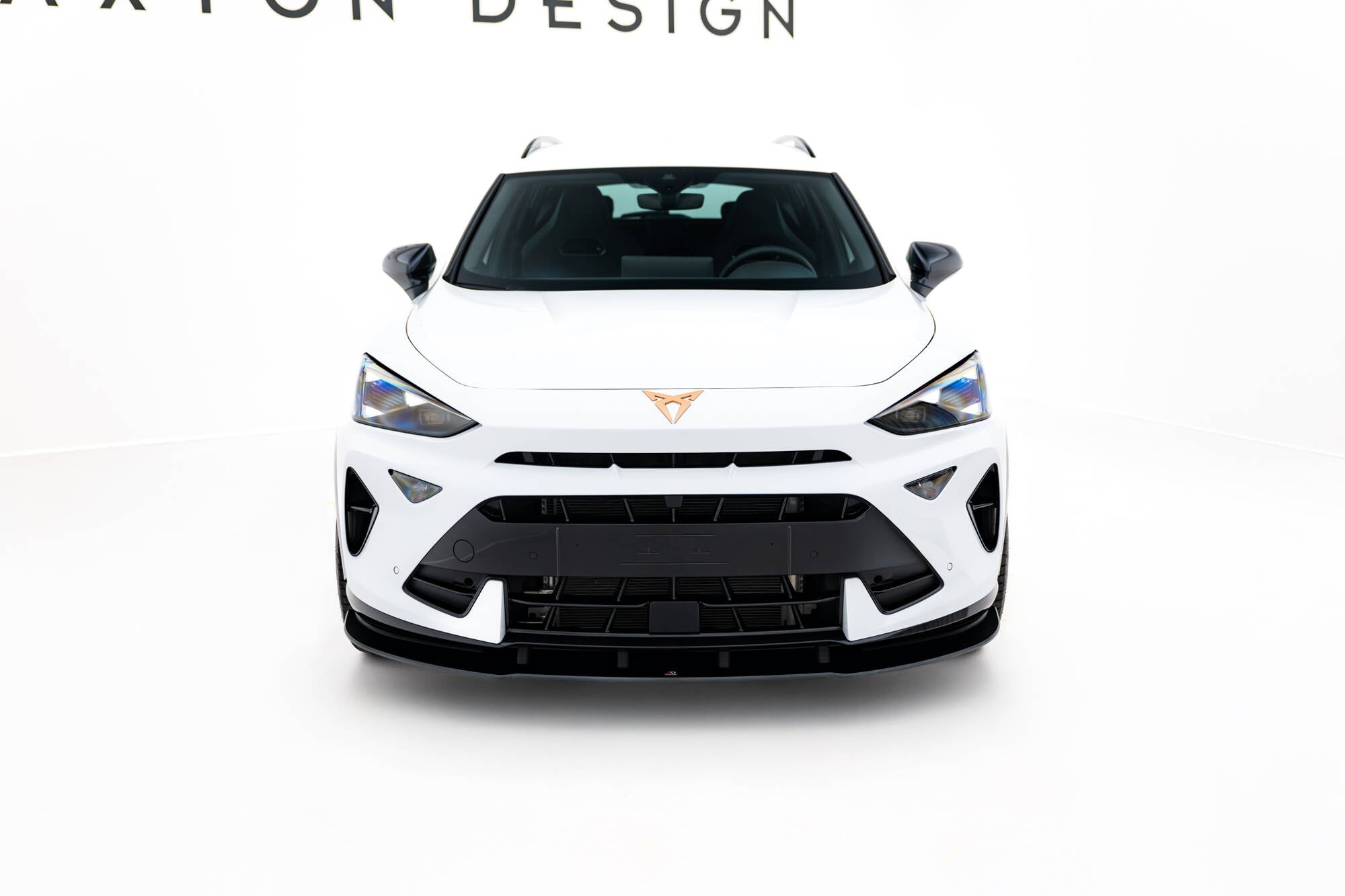 Frontleppe på Cupra Formentor MK1 Facelift med sorte detaljer og kobberfarget emblem, sett forfra.