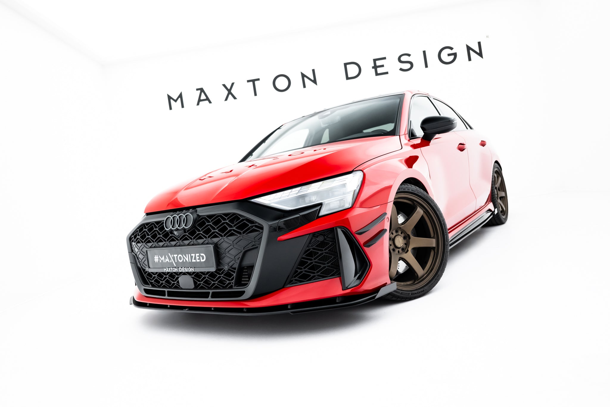 Frontleppe Audi RS3 Sedan 8Y Facelift med svarte flaps, store bronsefargede felger og Maxton Design-logo.