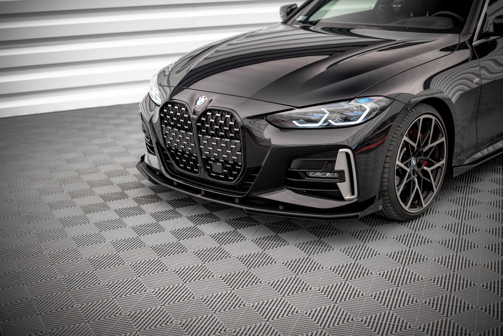 Spoiler til BMW 4 M-Pakke M440I G22 G23 Facelift, sort bil med stor grill og LED-frontlykter.