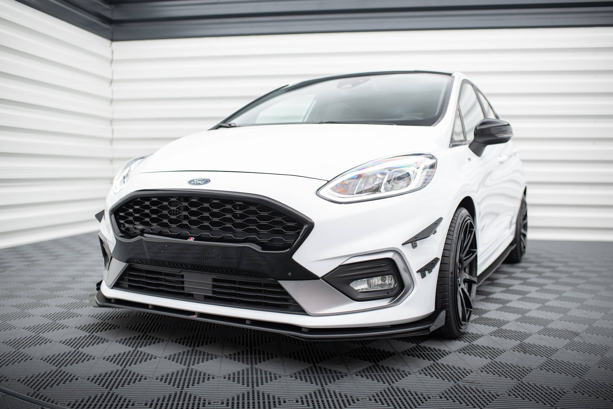 Frontspoiler til Ford Fiesta MK8 ST og ST-Line RS, vist fra forsiden mot hvit bakgrunn.