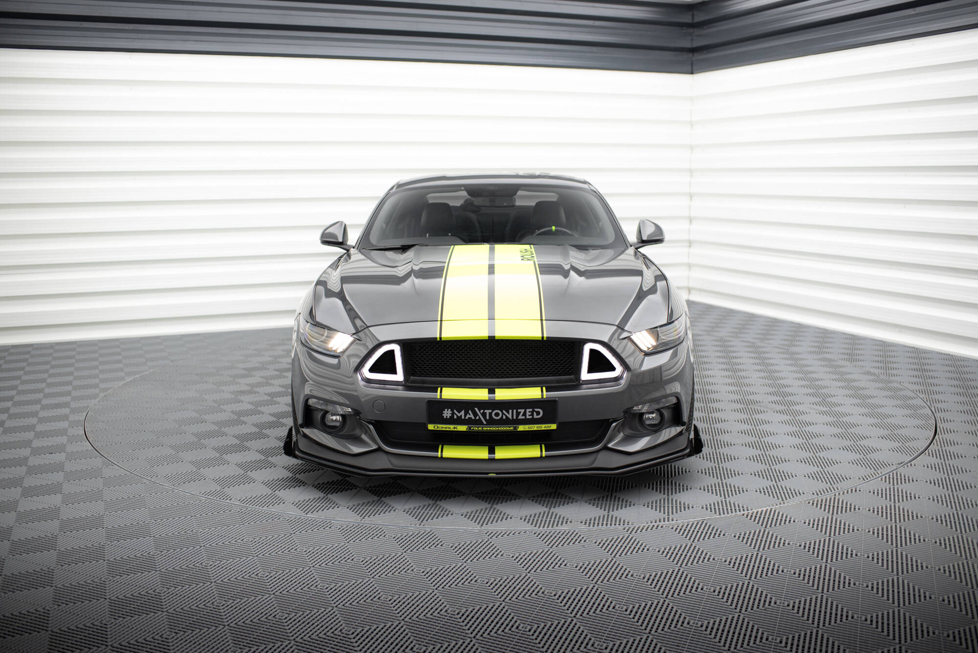 Frontleppe på Ford Mustang GT MK6 med gule striper, sorte flaps og markante LED-lys.