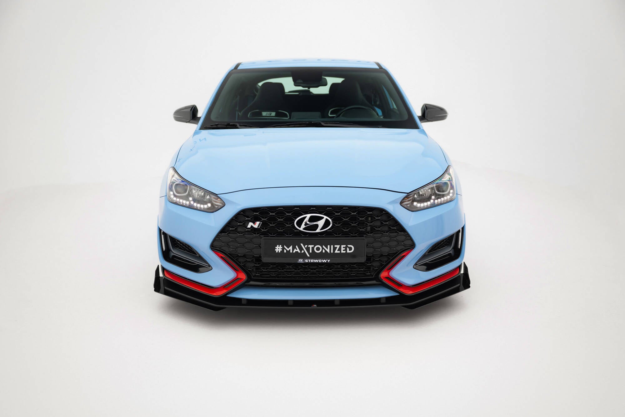 Spoiler til Hyundai Veloster N MK2 med flaps V1, sett forfra med sorte og røde detaljer.