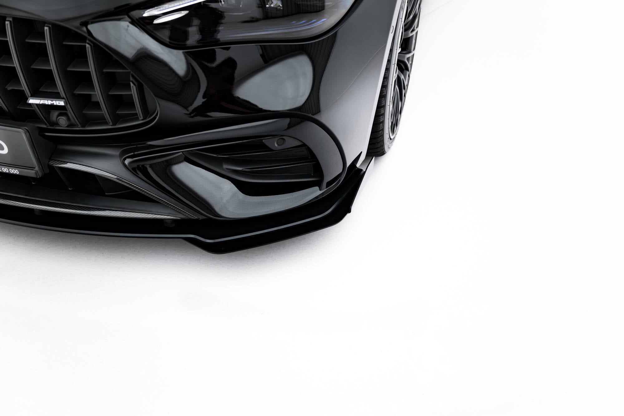 Front splitter på Mercedes CLE 53 C236 med karbonfiberdetaljer og synlig AMG-logo.