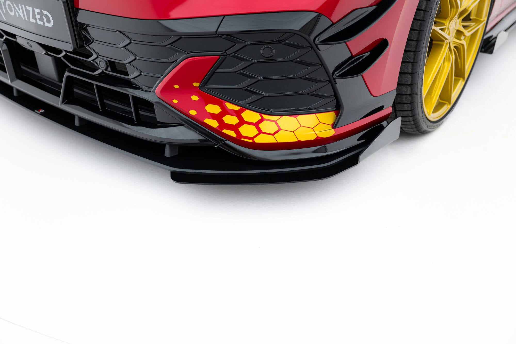 Front splitter VW Golf GTI Clubsport MK8 Facelift med gule detaljer og gullfarget felg synlig.