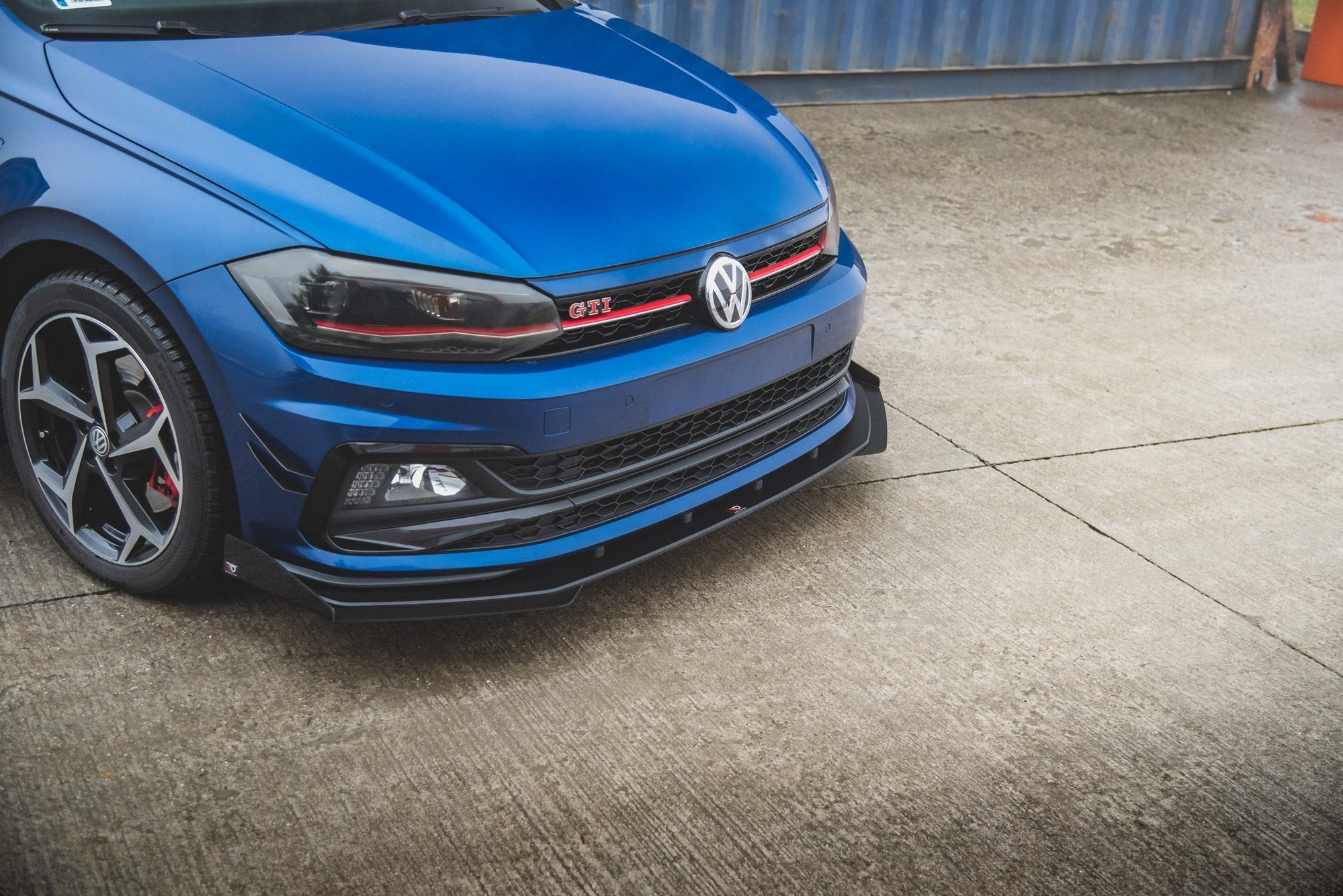 Spoiler på VW Polo GTI MK6 med flaps, sort splitter og sportslig front i skrå vinkel fra venstre.