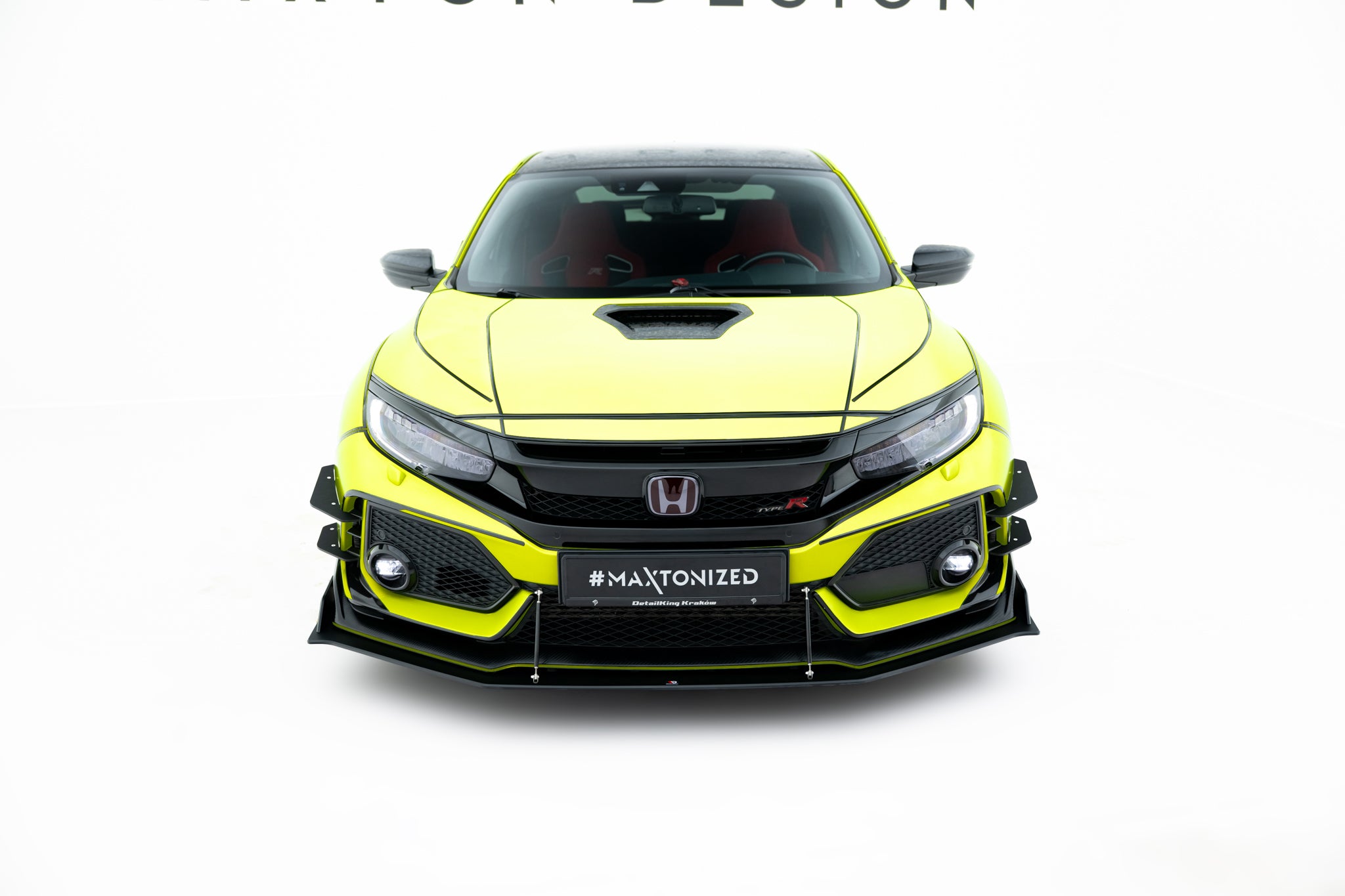 Frontleppe Honda Civic Type R MK10 sett forfra med svarte detaljer og røde seter gjennom frontruten.