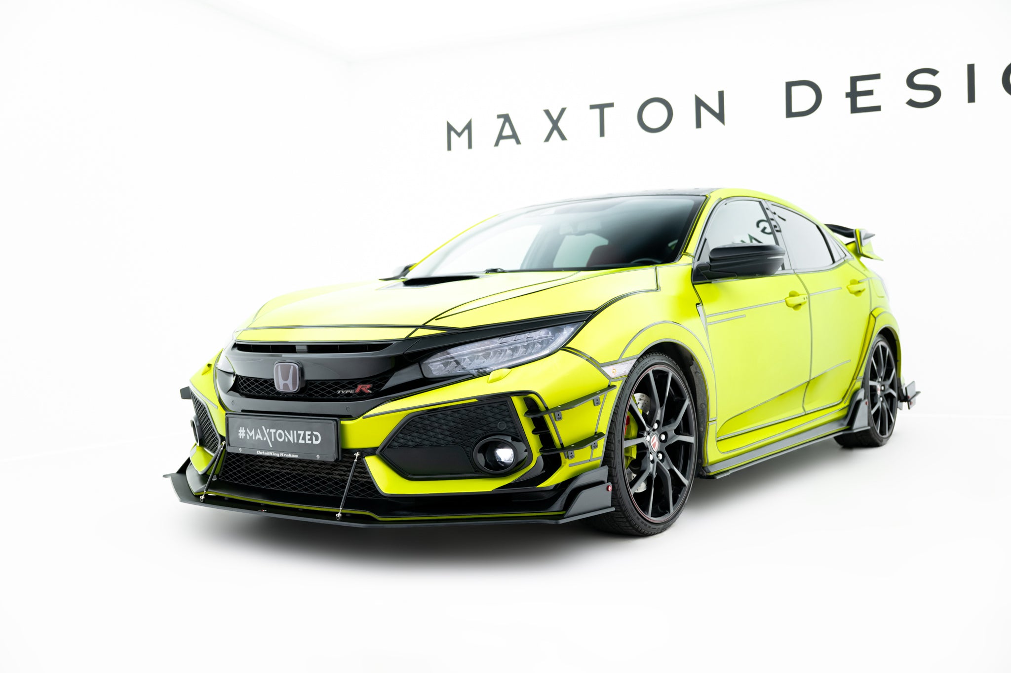 Front splitter på Honda Civic Type R MK10, gul bil med sorte detaljer og store felger sett forfra.