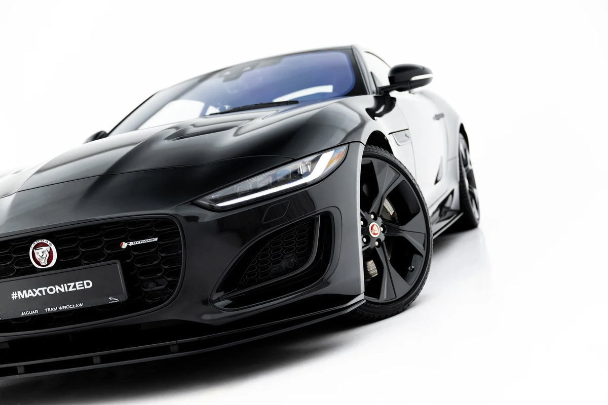 Montert Street Pro frontsplitter på Jaguar F-Type X152 sett forfra