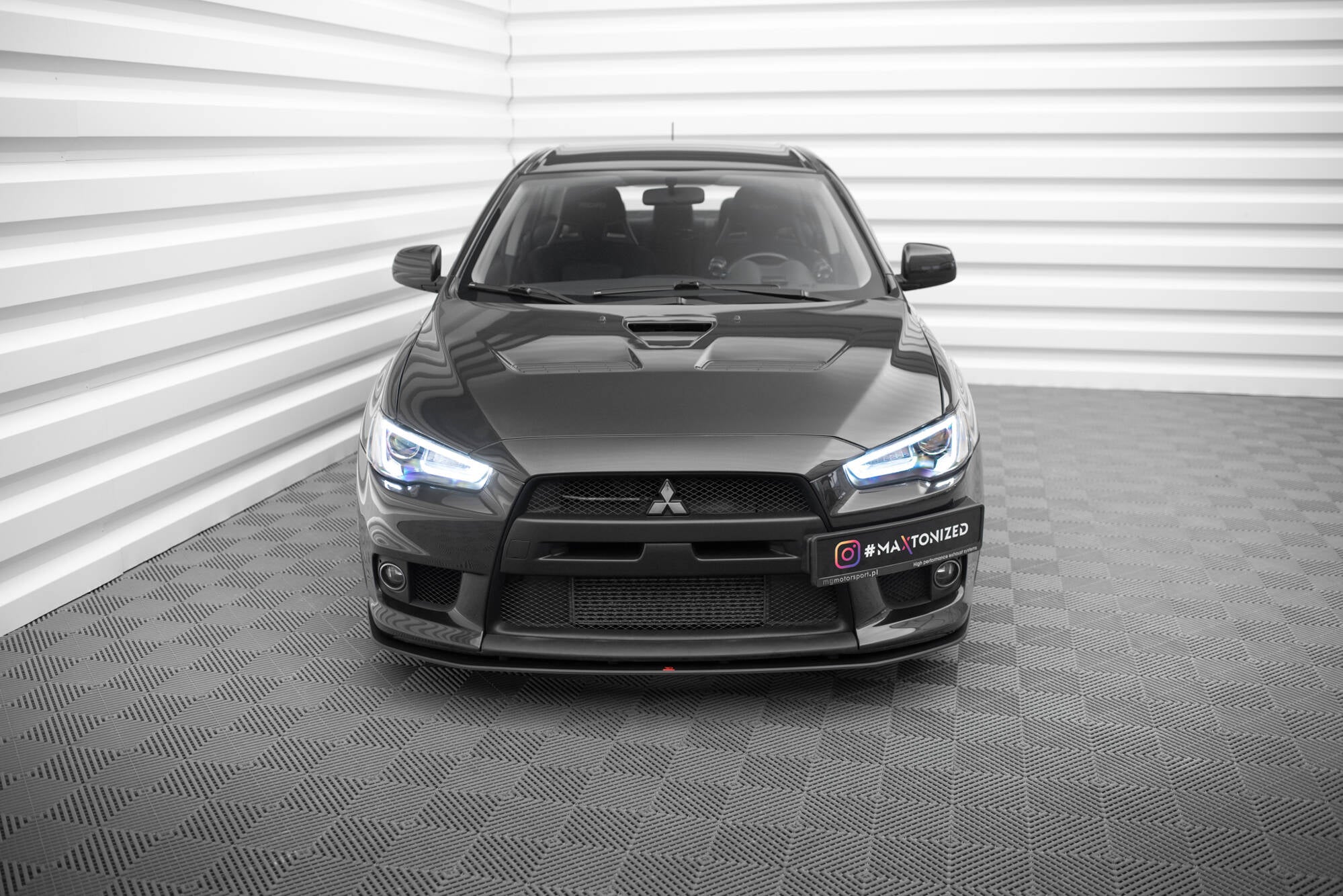 Frontleppe på Mitsubishi Lancer Evo X Front V2 sett rett forfra med LED-lykter og stor grill.