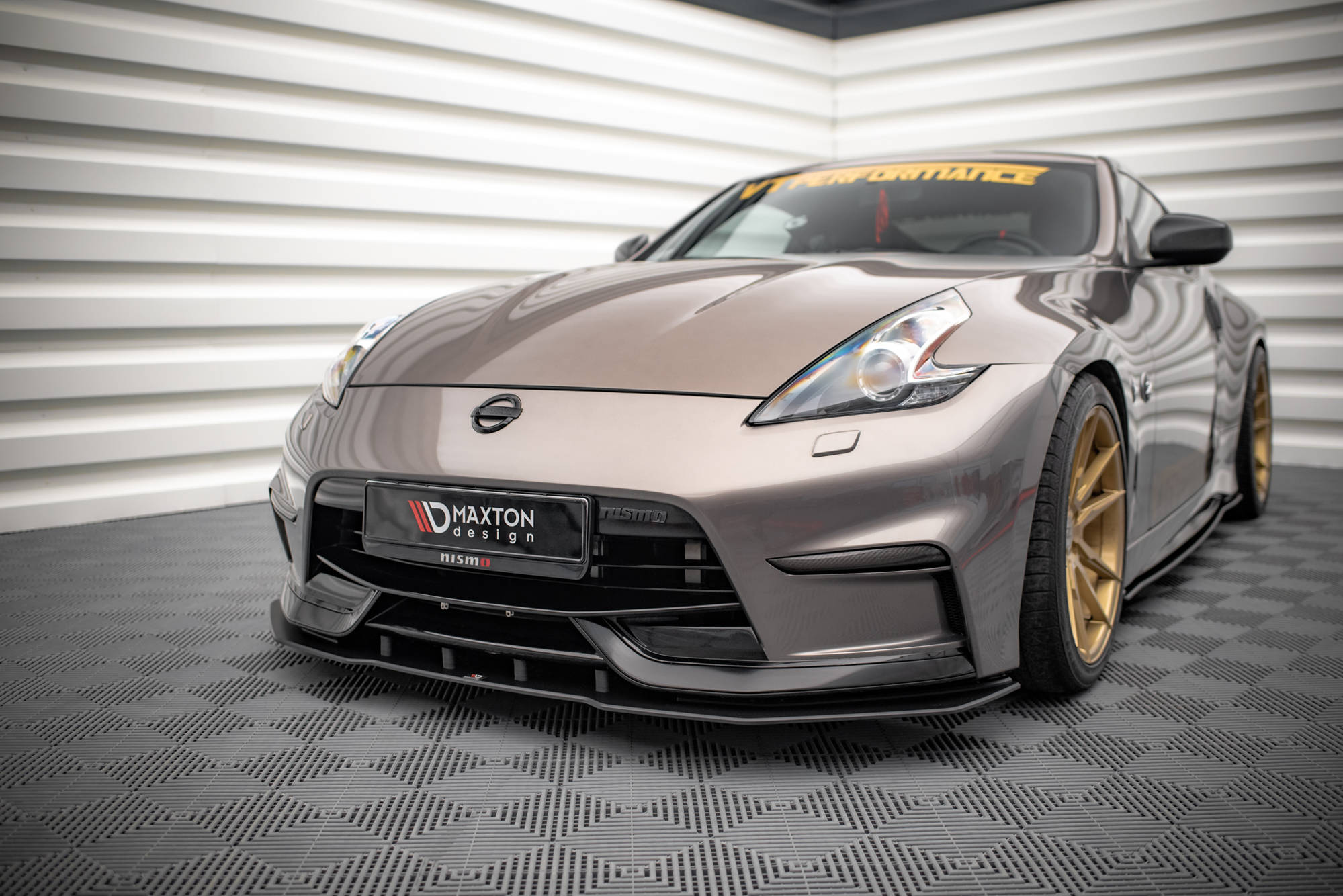 Frontspoiler på Nissan 370Z Nismo Facelift med Maxton Design styling, sølvgrå lakk og gullfelger.
